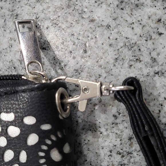 Black and White Lace Design Wristlet Wallet - Picture 3 of 8